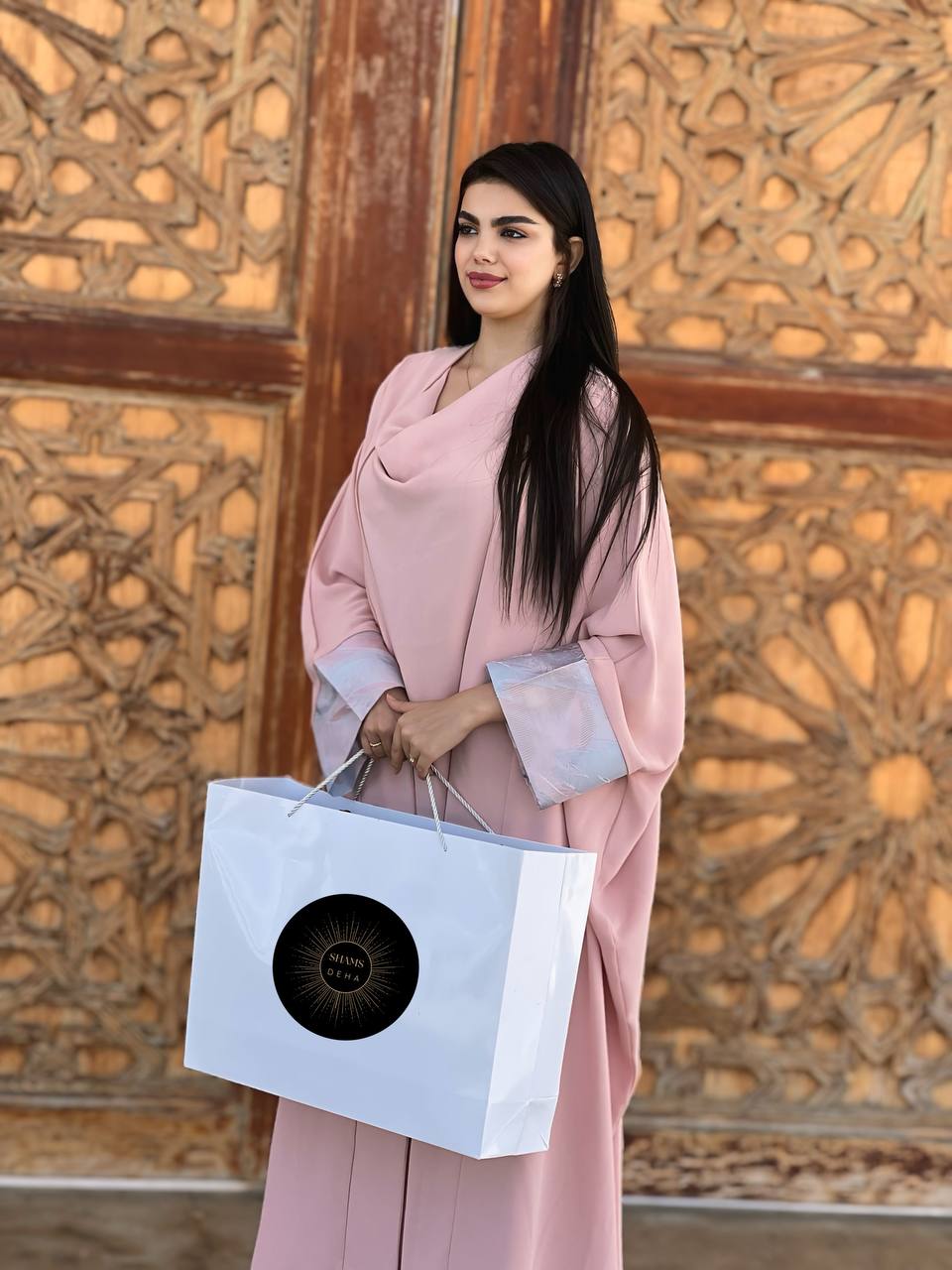 Soft Elegance | Shamsdeha–عباية حريرية وردية بتفاصيل حريرية فاخرة
