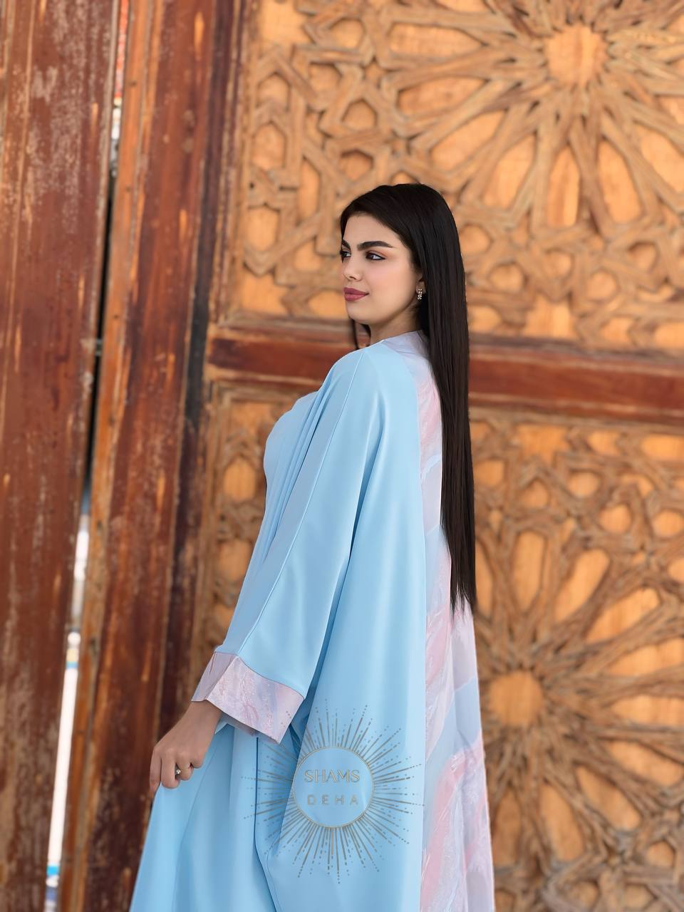 عباية حريرية سماوية بتفاصيل لامعة – Soft Elegance Collection | ShamsDeha