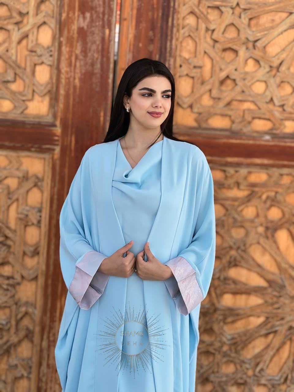 عباية حريرية سماوية بتفاصيل لامعة – Soft Elegance Collection | ShamsDeha