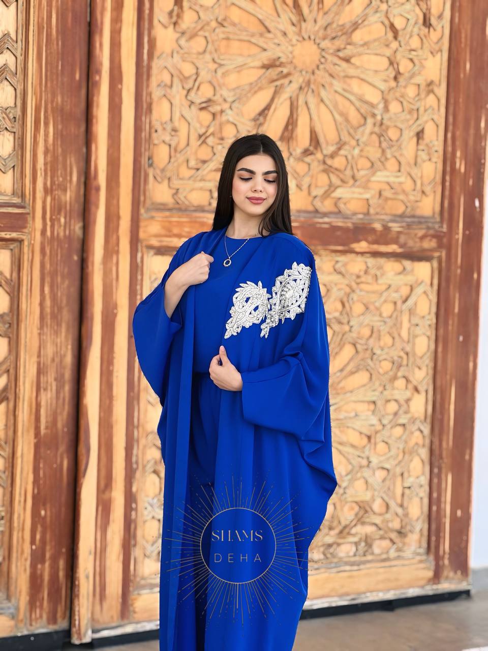 Royal Blue Elegance | Shamsdeha– عباية ملكية زرقاء بتطريز فاخر على الكتف