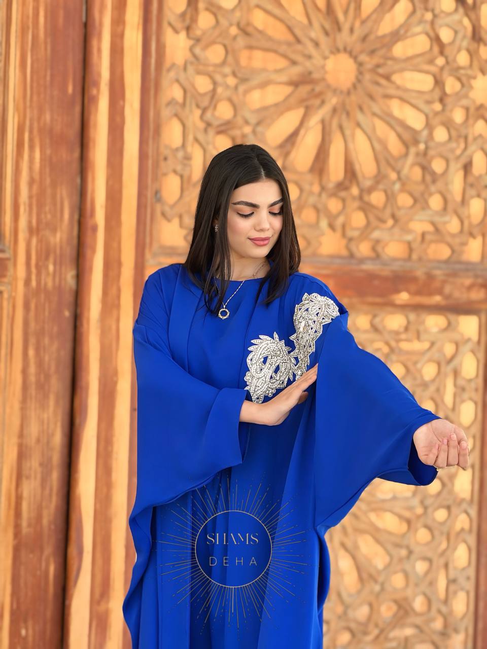 Royal Blue Elegance | Shamsdeha– عباية ملكية زرقاء بتطريز فاخر على الكتف