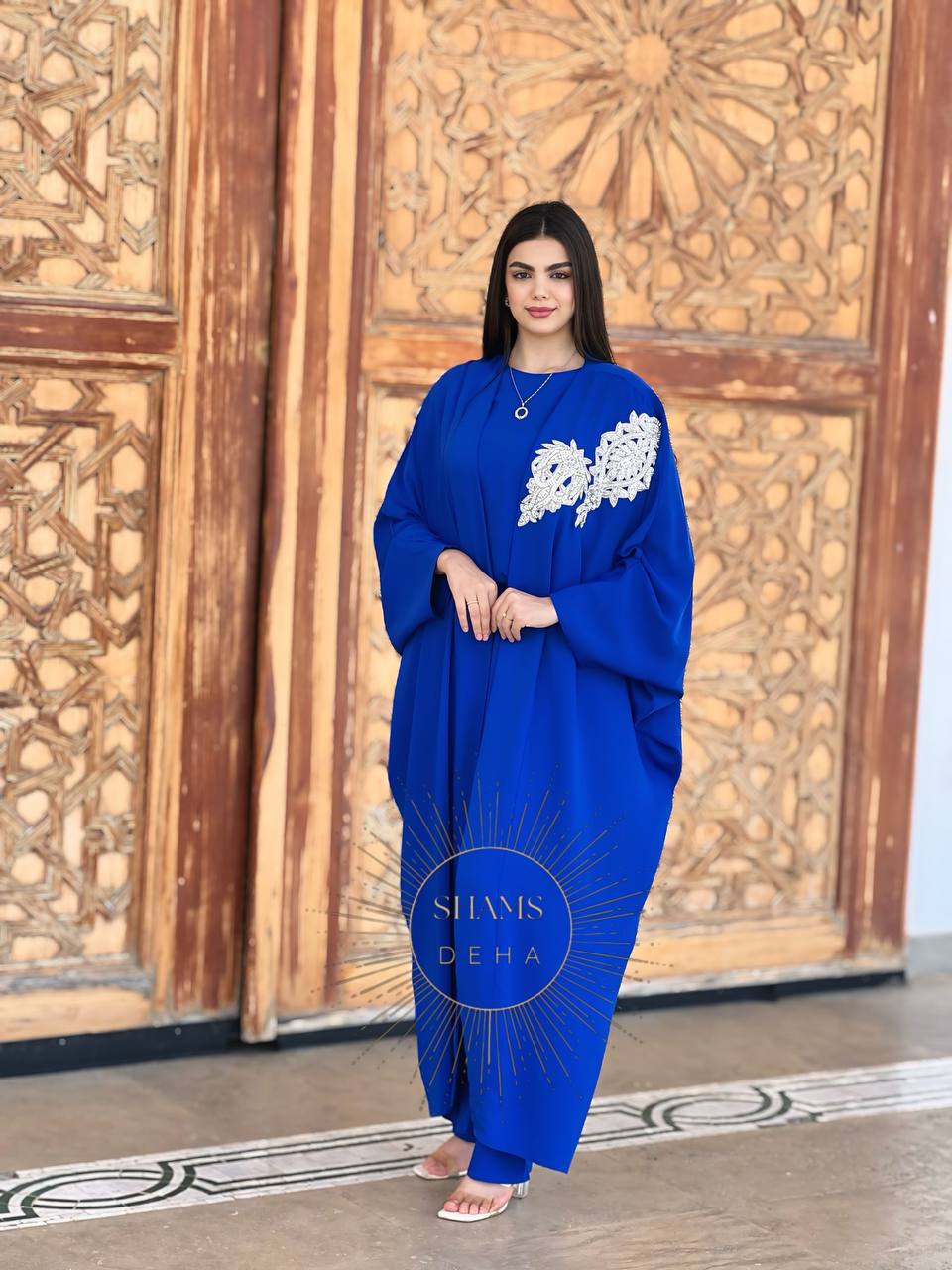 Royal Blue Elegance | Shamsdeha– عباية ملكية زرقاء بتطريز فاخر على الكتف
